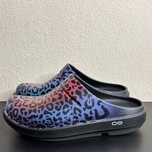 OOFOS Vibrant Animal Print Clogs